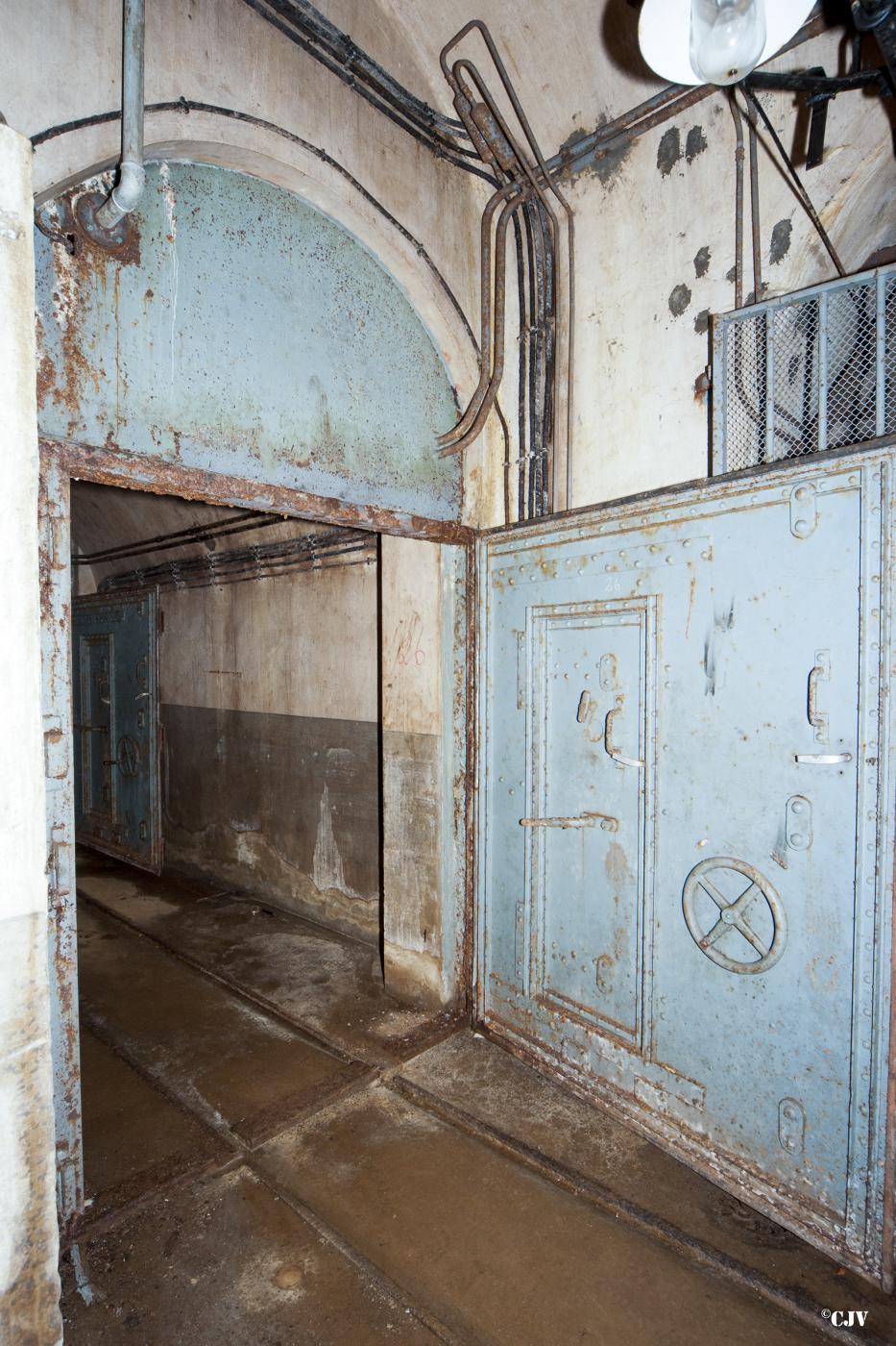 Ligne Maginot - ROCHONVILLERS - A8 - (Ouvrage d'artillerie) - Bloc 2
Porte dans la galerie - Lia VERMEULEN