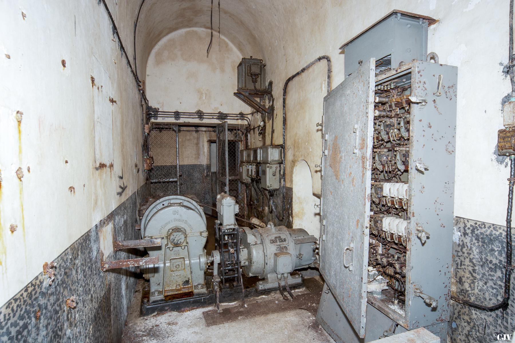 Ligne Maginot - ROCHONVILLERS - A8 - (Ouvrage d'artillerie) - Bloc 2
Le moteur du monte-charge - Lia VERMEULEN