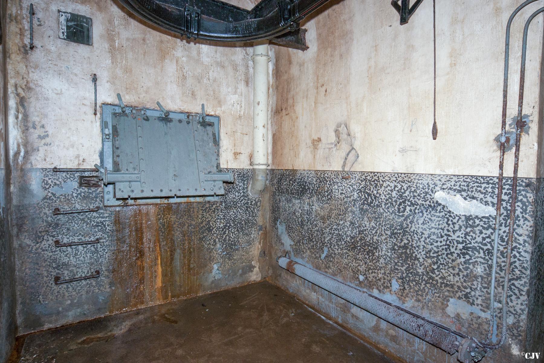 Ligne Maginot - ROCHONVILLERS - A8 - (Ouvrage d'artillerie) - Bloc 2
Le local des douilles vides - Lia VERMEULEN