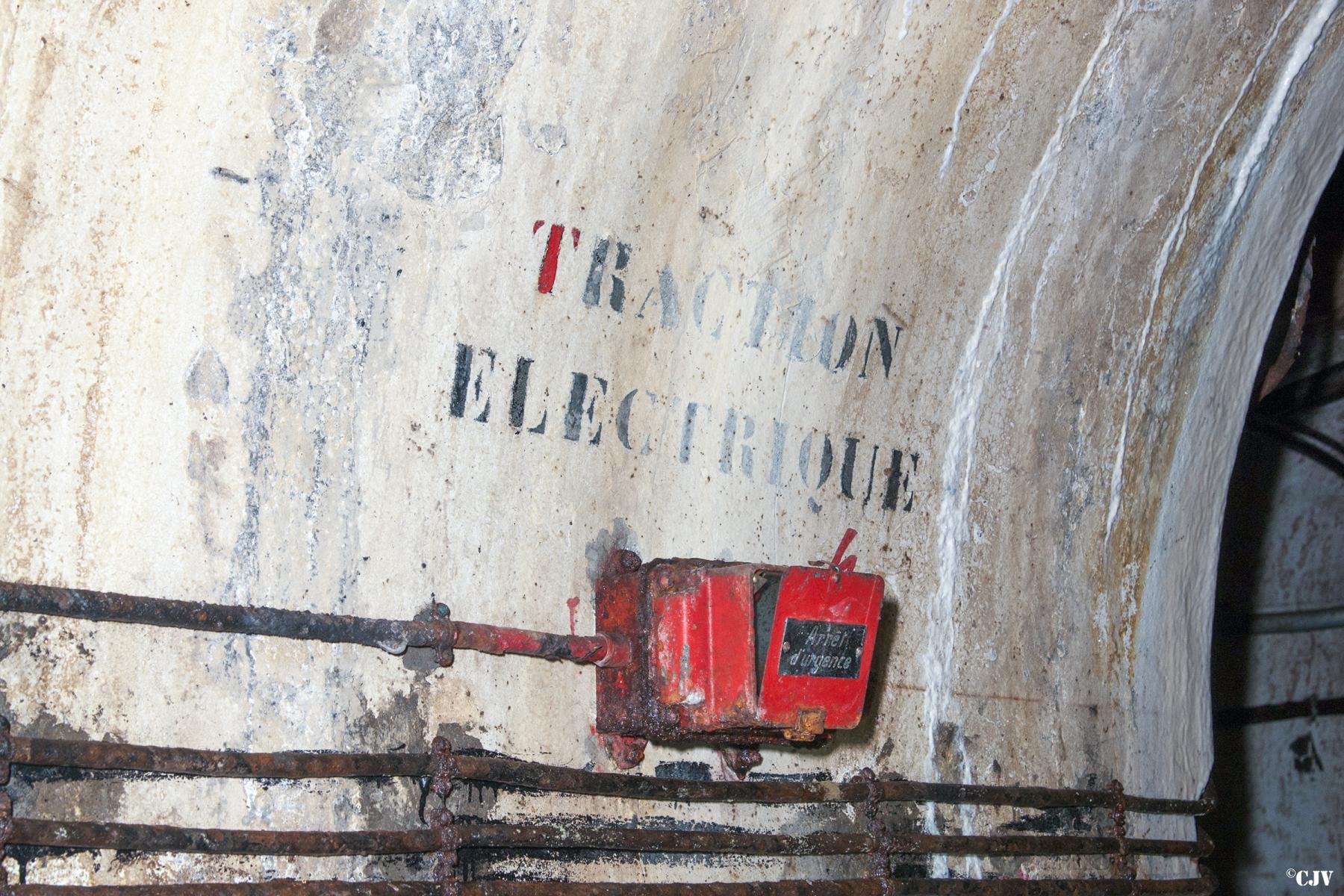 Ligne Maginot - ROCHONVILLERS - A8 - (Ouvrage d'artillerie) - Galerie
Interrupteur d'arret d'urgence du train - Lia VERMEULEN