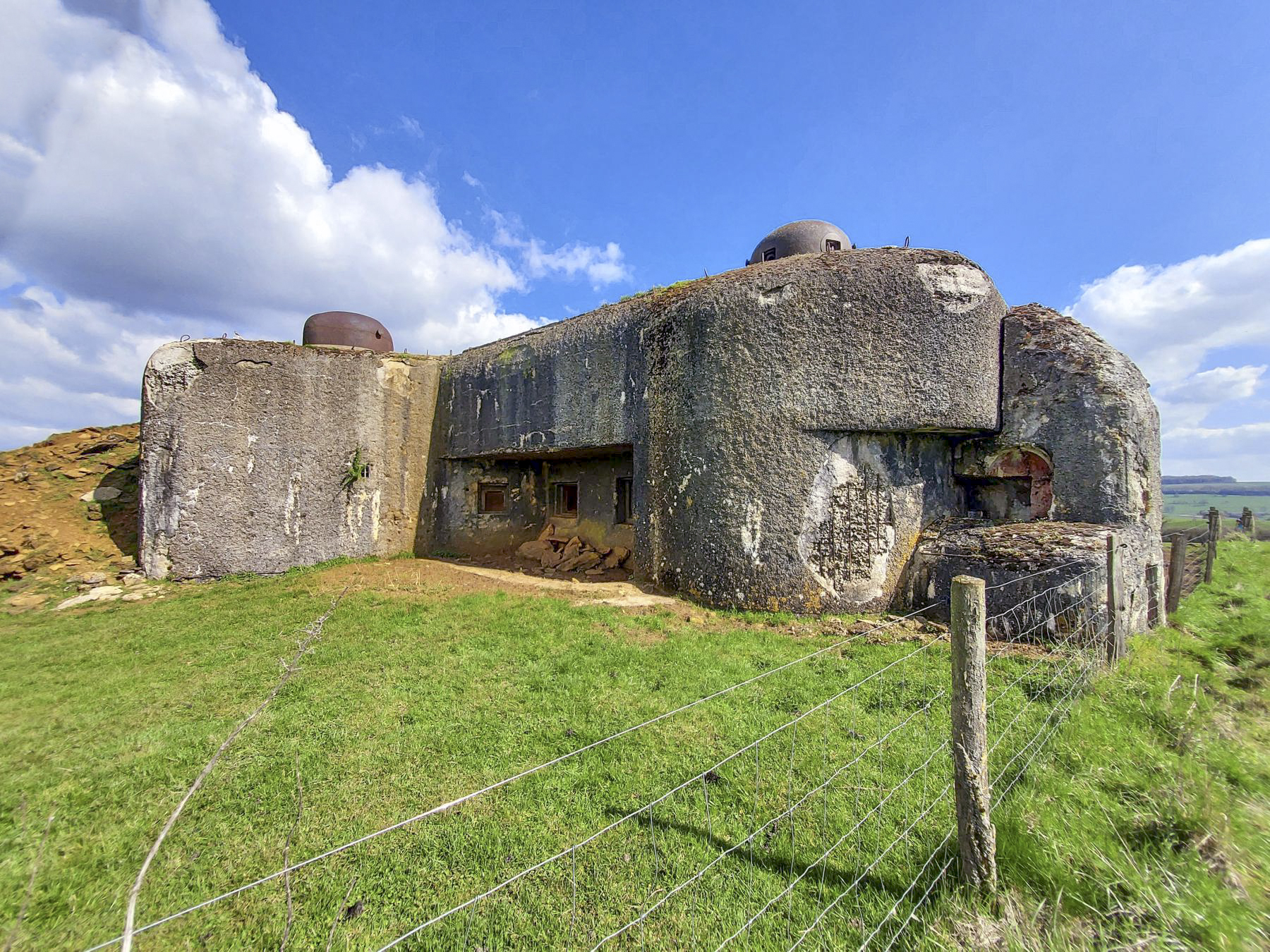 Ligne Maginot - THONNE LE THIL - (Casemate d'infanterie - Double) - Partie gauche de la casemate en flanquement de la casemate du Christ - ANDRE Philippe