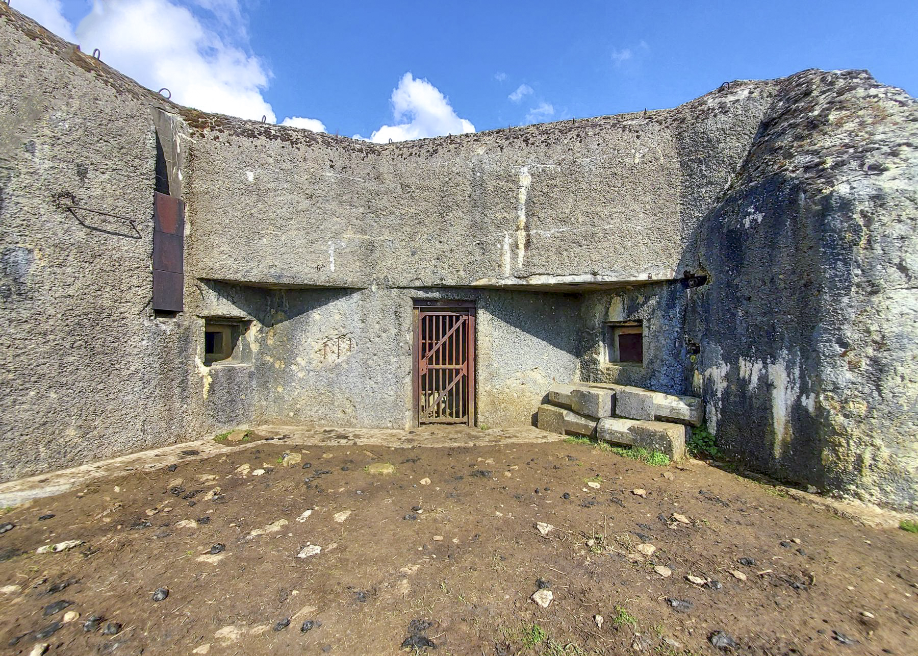 Ligne Maginot - THONNE LE THIL - (Casemate d'infanterie - Double) - Entrée avec les deux créneaux de défense - ANDRE Philippe