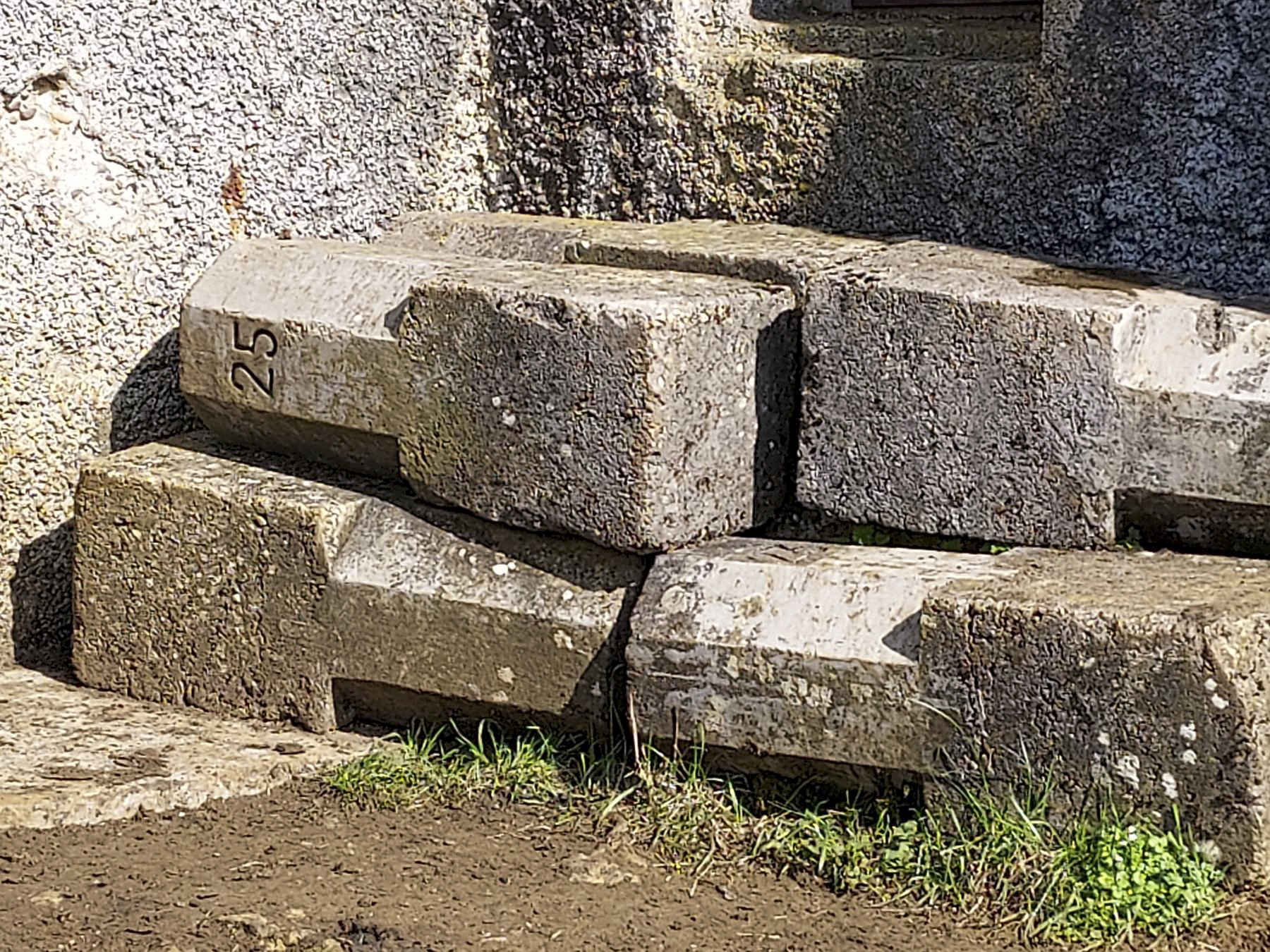Ligne Maginot - THONNE LE THIL - (Casemate d'infanterie - Double) - Amas de bornes numérotées à droite de l'entrée - ANDRE Philippe