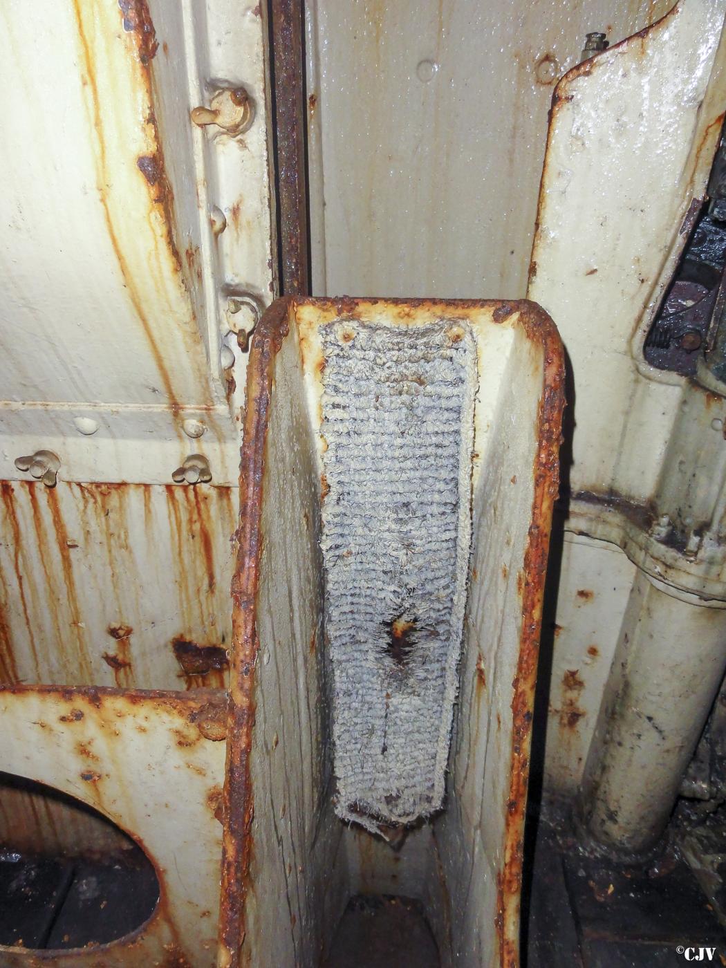 Ligne Maginot - ROCHONVILLERS - A8 - (Ouvrage d'artillerie) - Bloc 3
Le feutre sur le réceptacle des douilles
 - Lia VERMEULEN