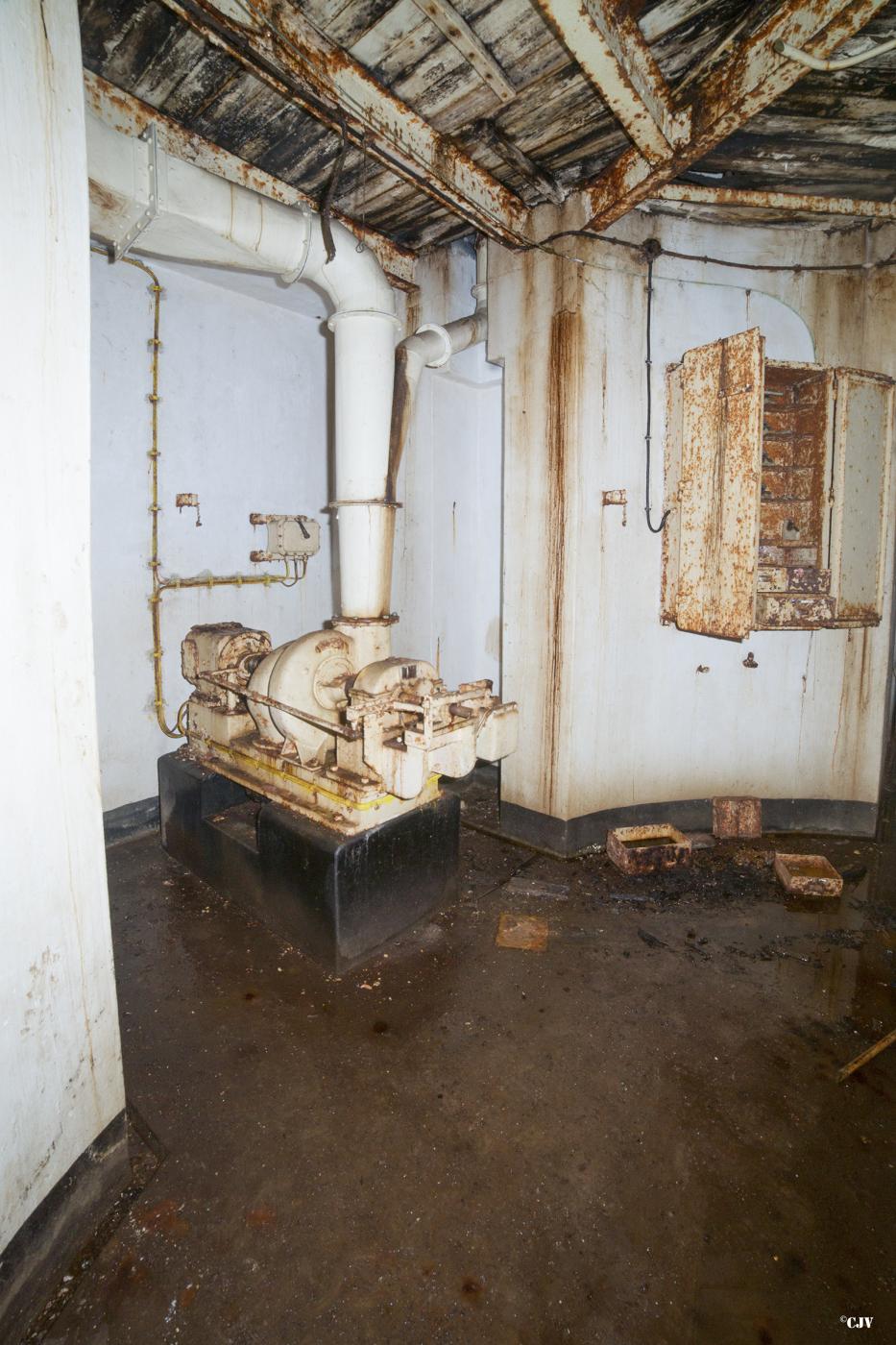 Ligne Maginot - ROCHONVILLERS - A8 - (Ouvrage d'artillerie) - Bloc 3
Etage inférieur
Ventilateur - Lia VERMEULEN