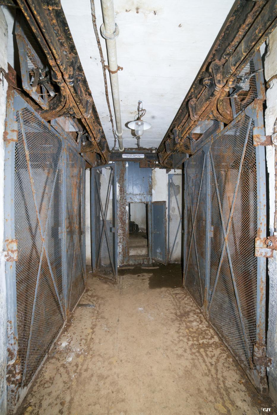 Ligne Maginot - ROCHONVILLERS - A8 - (Ouvrage d'artillerie) - Bloc 3
Etage intermédiaire
Magasins à munitions - Lia VERMEULEN