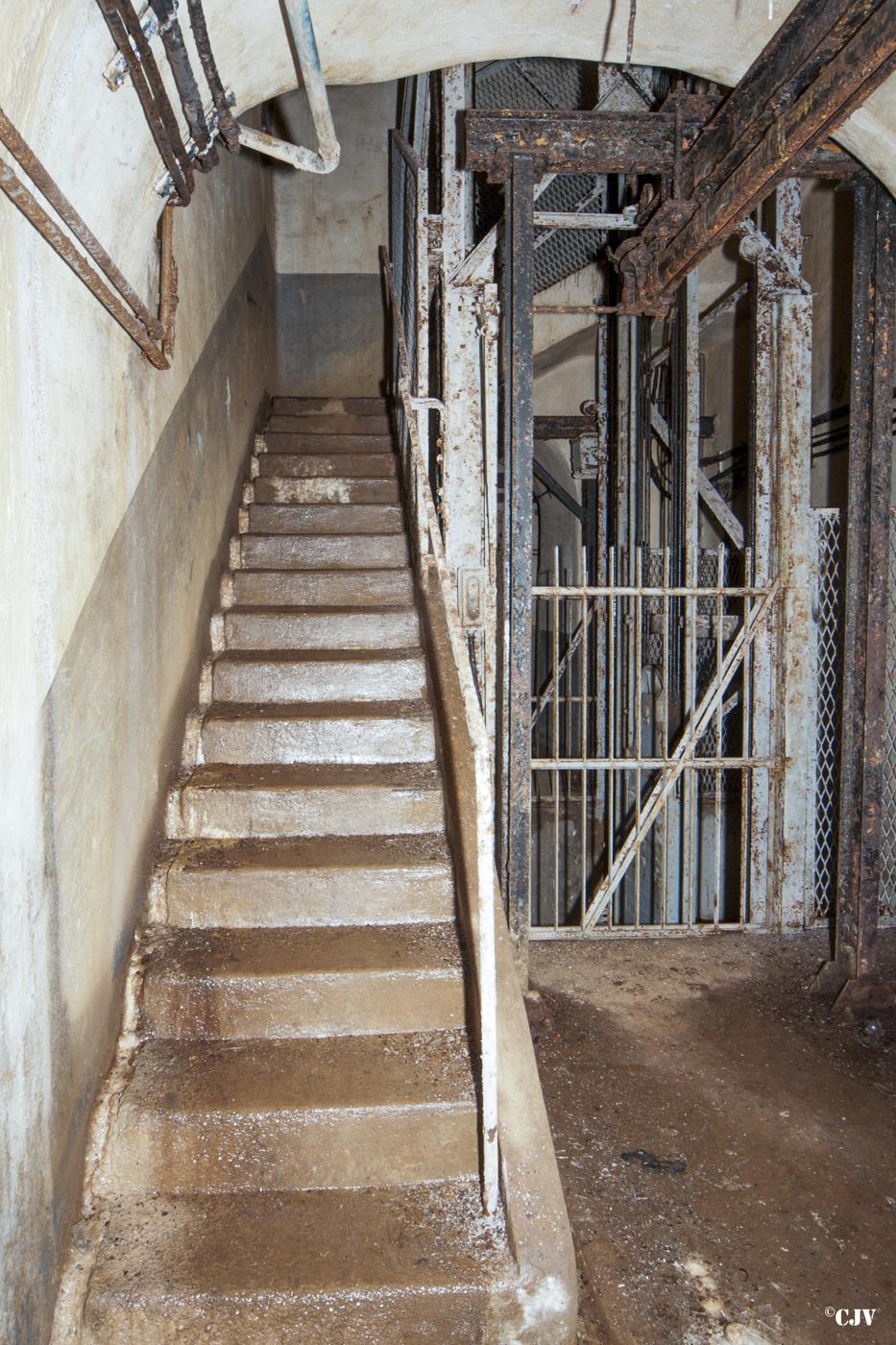 Ligne Maginot - ROCHONVILLERS - A8 - (Ouvrage d'artillerie) - Bloc 3
Escalier et monte-charge - Lia VERMEULEN