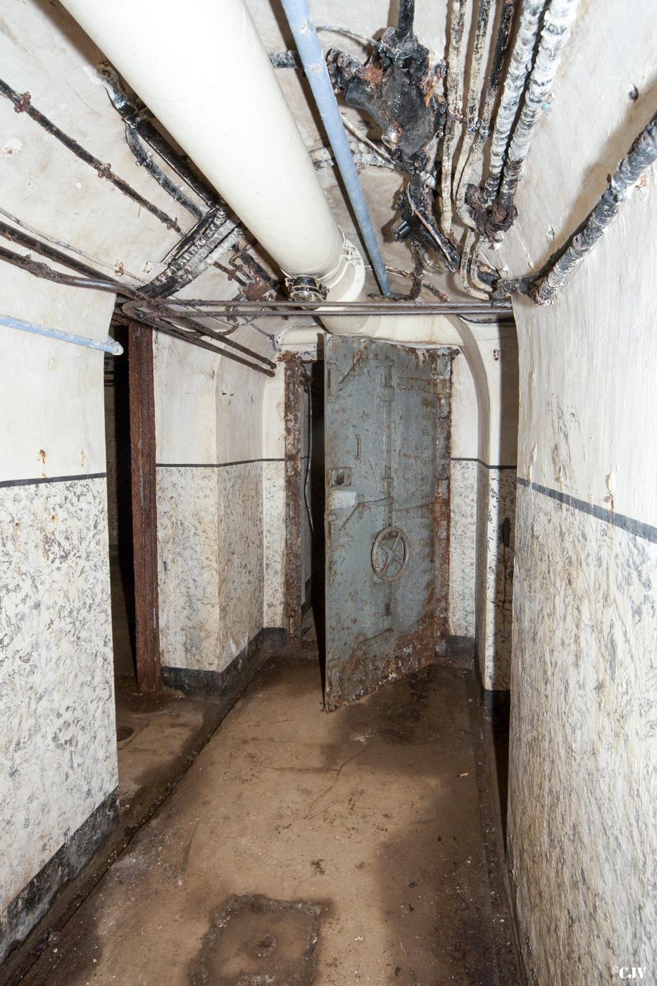 Ligne Maginot - ROCHONVILLERS - A8 - (Ouvrage d'artillerie) - Bloc 4
Au pied du bloc couloir vers le PC - Lia VERMEULEN