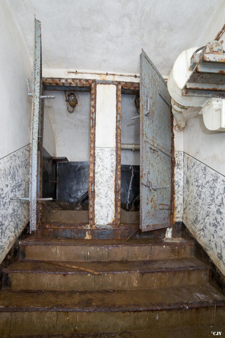 Ligne Maginot - ROCHONVILLERS - A8 - (Ouvrage d'artillerie) - Bloc 4
Au pied du bloc - Lia VERMEULEN