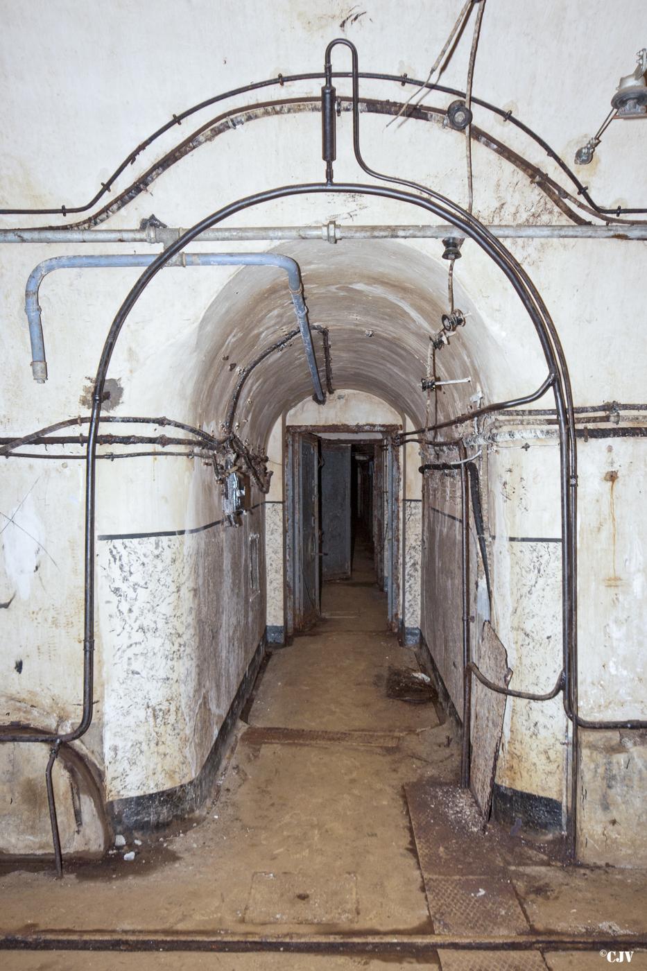 Ligne Maginot - ROCHONVILLERS - A8 - (Ouvrage d'artillerie) - Bloc 4
Le couloir vers le bloc et le PC - Lia VERMEULEN