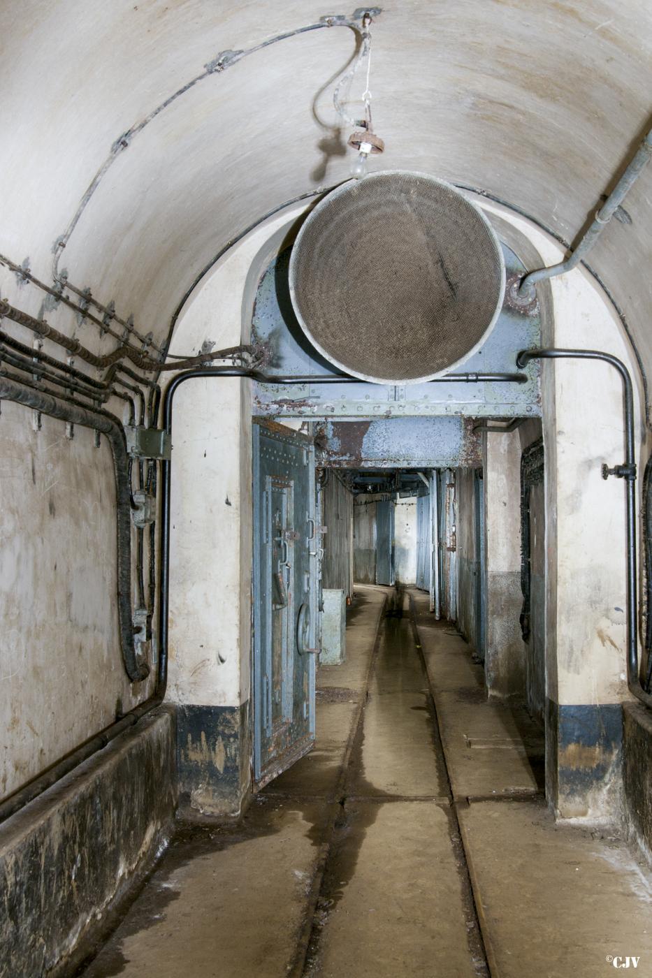 Ligne Maginot - ROCHONVILLERS - A8 - (Ouvrage d'artillerie) - Bloc 5
Le couloir avec sas vers le bloc - Lia VERMEULEN