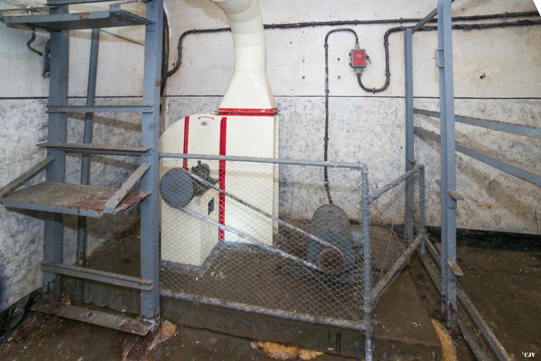 Ligne Maginot - ROCHONVILLERS - A8 - (Ouvrage d'artillerie) - Bloc 5
Local en bas du bloc - Lia VERMEULEN