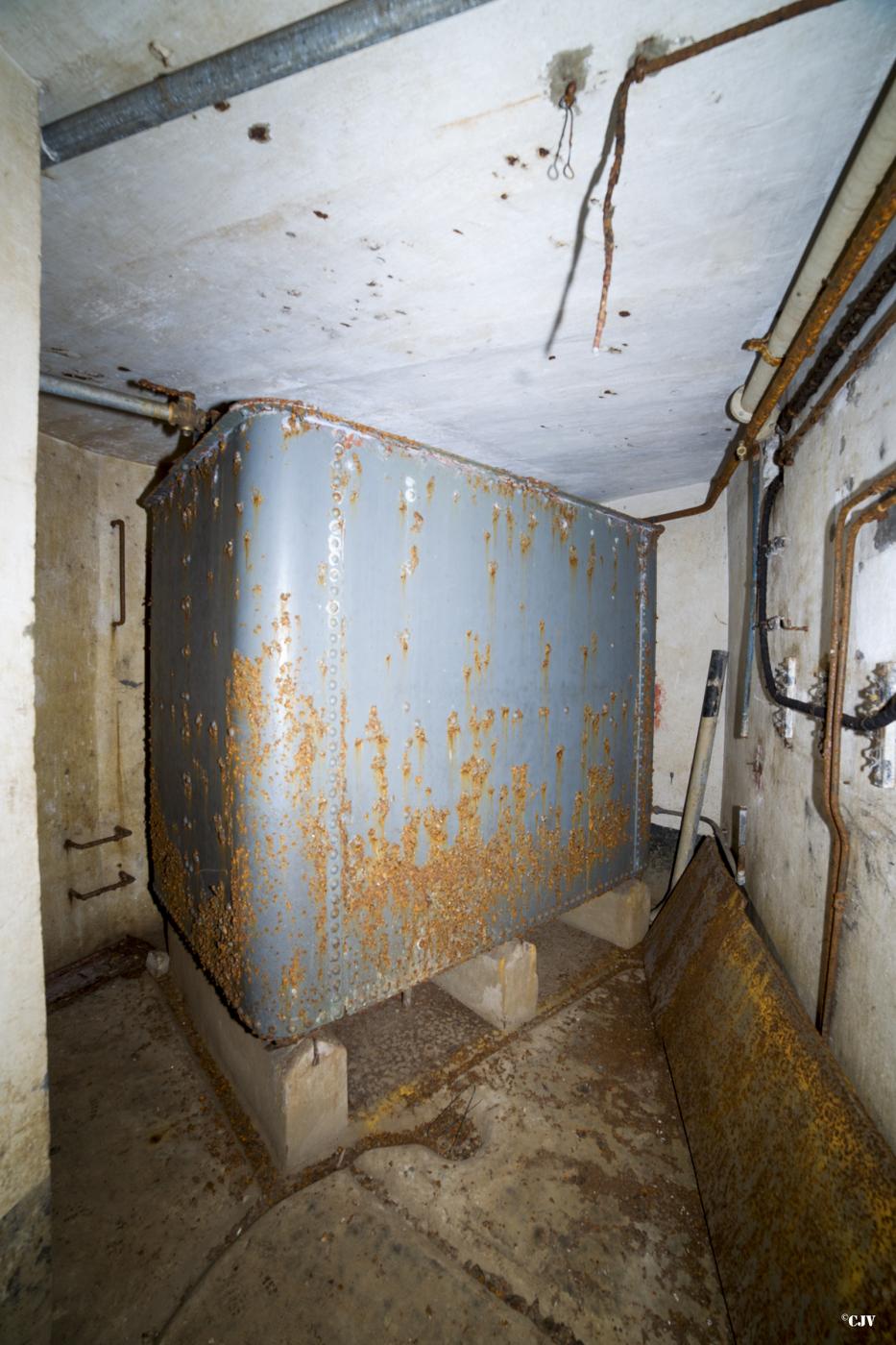 Ligne Maginot - ROCHONVILLERS - A8 - (Ouvrage d'artillerie) - Bloc 5
Cuve pour l'eau de refroidissement - Lia VERMEULEN