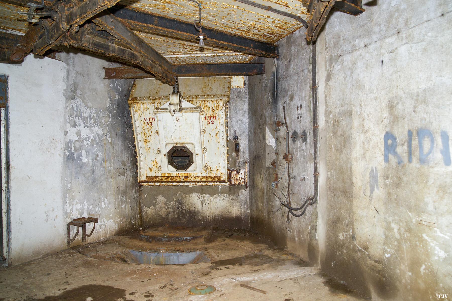 Ligne Maginot - ROCHONVILLERS - A8 - (Ouvrage d'artillerie) - Bloc 5
Étage supérieur du bloc
Créneau pour tube de 135 - Lia VERMEULEN