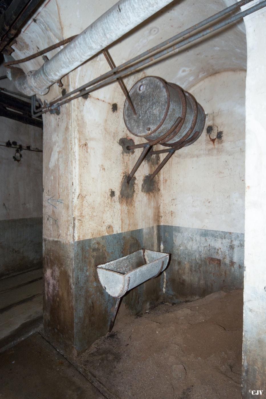 Ligne Maginot - ROCHONVILLERS - A8 - (Ouvrage d'artillerie) - Bloc 5
En pied du bloc - Lia VERMEULEN