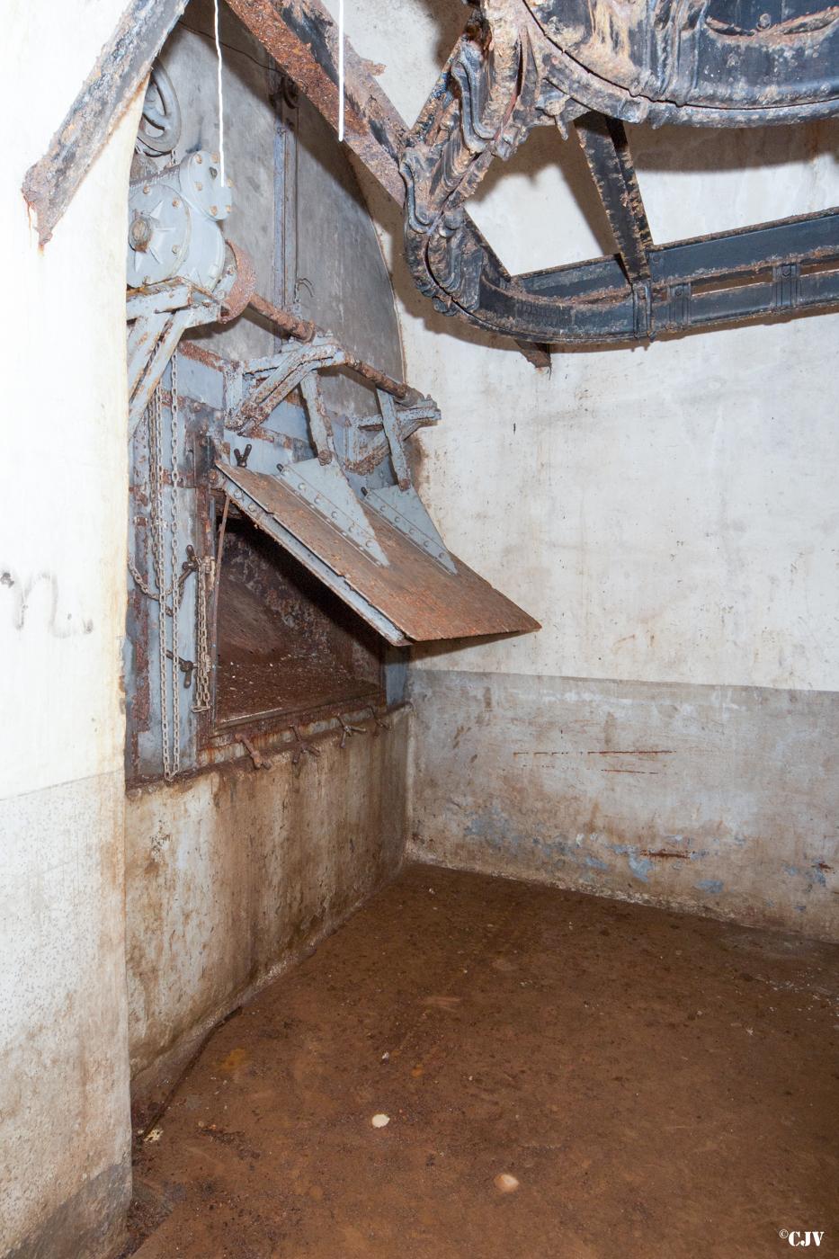 Ligne Maginot - ROCHONVILLERS - A8 - (Ouvrage d'artillerie) - Bloc 5
En pied du bloc, local de récupération des douilles usagées - Lia VERMEULEN