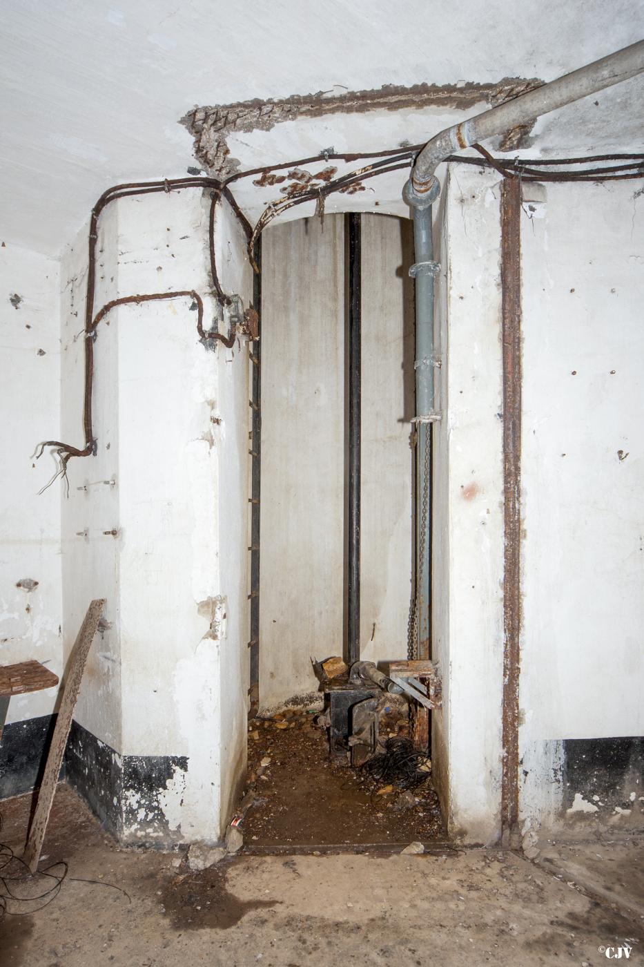 Ligne Maginot - ROCHONVILLERS - A8 - (Ouvrage d'artillerie) - Bloc 5
La cloche GFM - Lia VERMEULEN