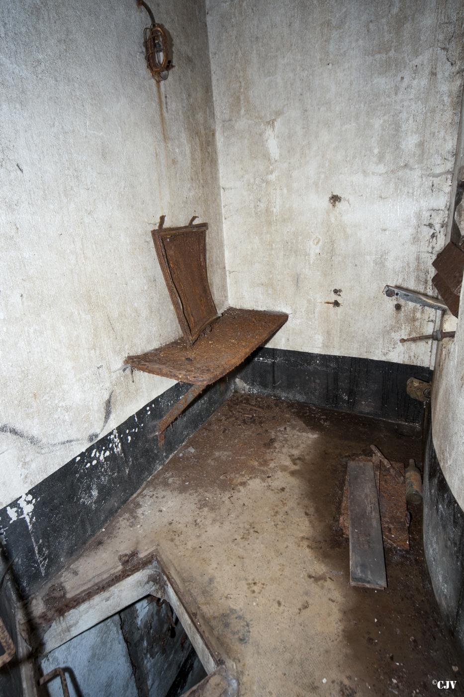 Ligne Maginot - ROCHONVILLERS - A8 - (Ouvrage d'artillerie) - Bloc 5
Espace du défense du fossé et passage rapide vers l'étage inférieur - Lia VERMEULEN