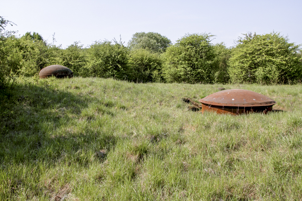 Ligne Maginot - ROCHONVILLERS - A8 - (Ouvrage d'artillerie) - Bloc 6
Vue d'ensemble avec la cloche GFM à gauche et la tourelle de 135 à droite en position de tir