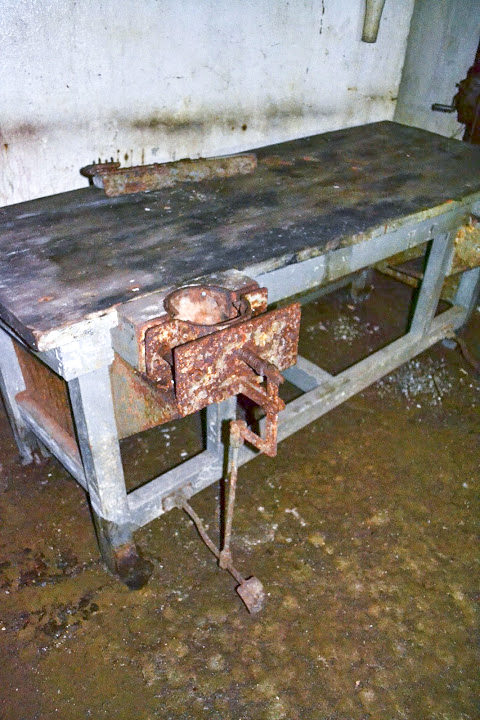 Ligne Maginot - ROCHONVILLERS - A8 - (Ouvrage d'artillerie) - Bloc 6
Tourelle de 135 
Etabli destiné à l'assemblage final des munitions de 135 et au montage des fusées sur les obus