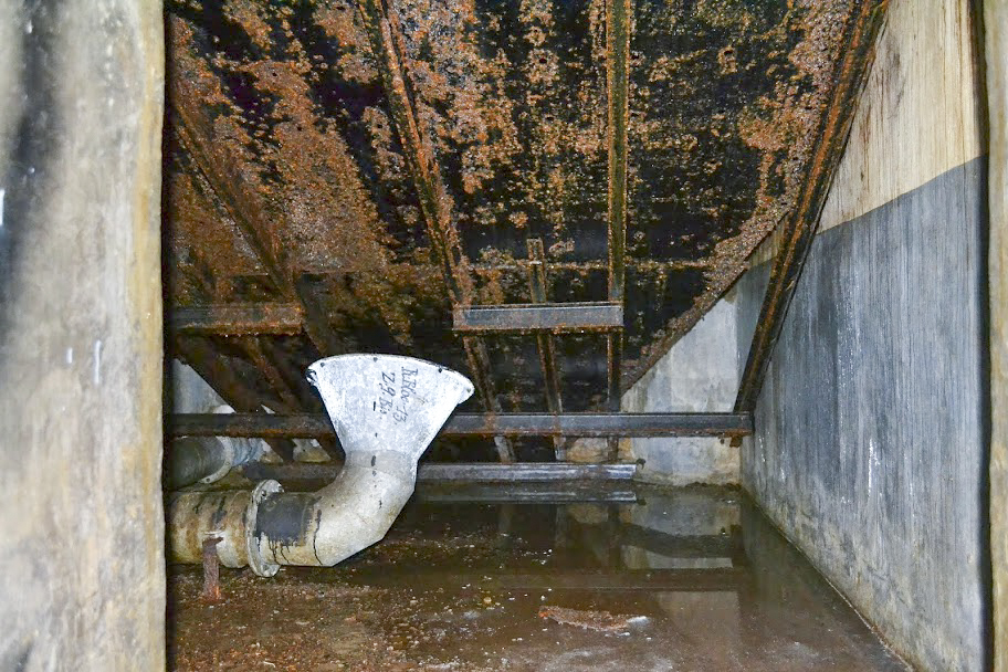 Ligne Maginot - ROCHONVILLERS - A8 - (Ouvrage d'artillerie) - Bloc 6
Le pied du bloc, local de récupération des douilles usagées
Vue prise sous le plancher du receptacle