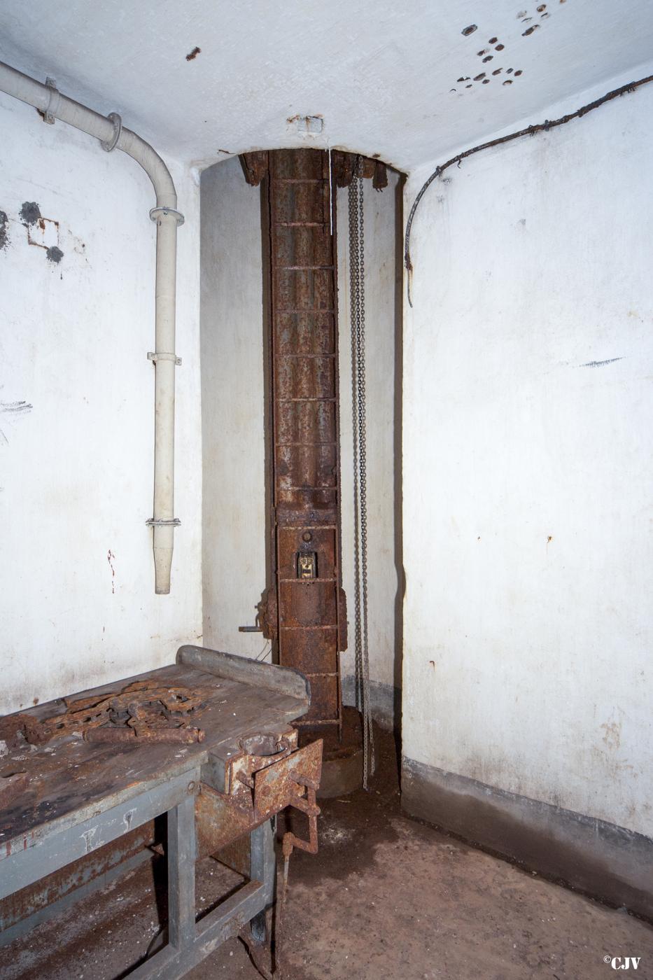 Ligne Maginot - ROCHONVILLERS - A8 - (Ouvrage d'artillerie) - Bloc 6
Etage intermédiaire
Cloche LG - Lia VERMEULEN