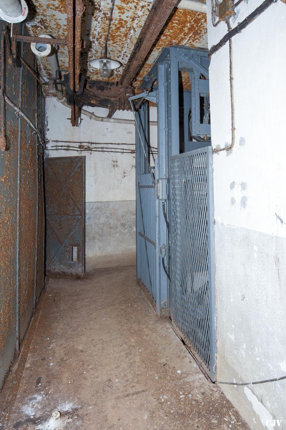 Ligne Maginot - ROCHONVILLERS - A8 - (Ouvrage d'artillerie) - Bloc 6
Etage intermédiaire
Les monte-charges - Lia VERMEULEN