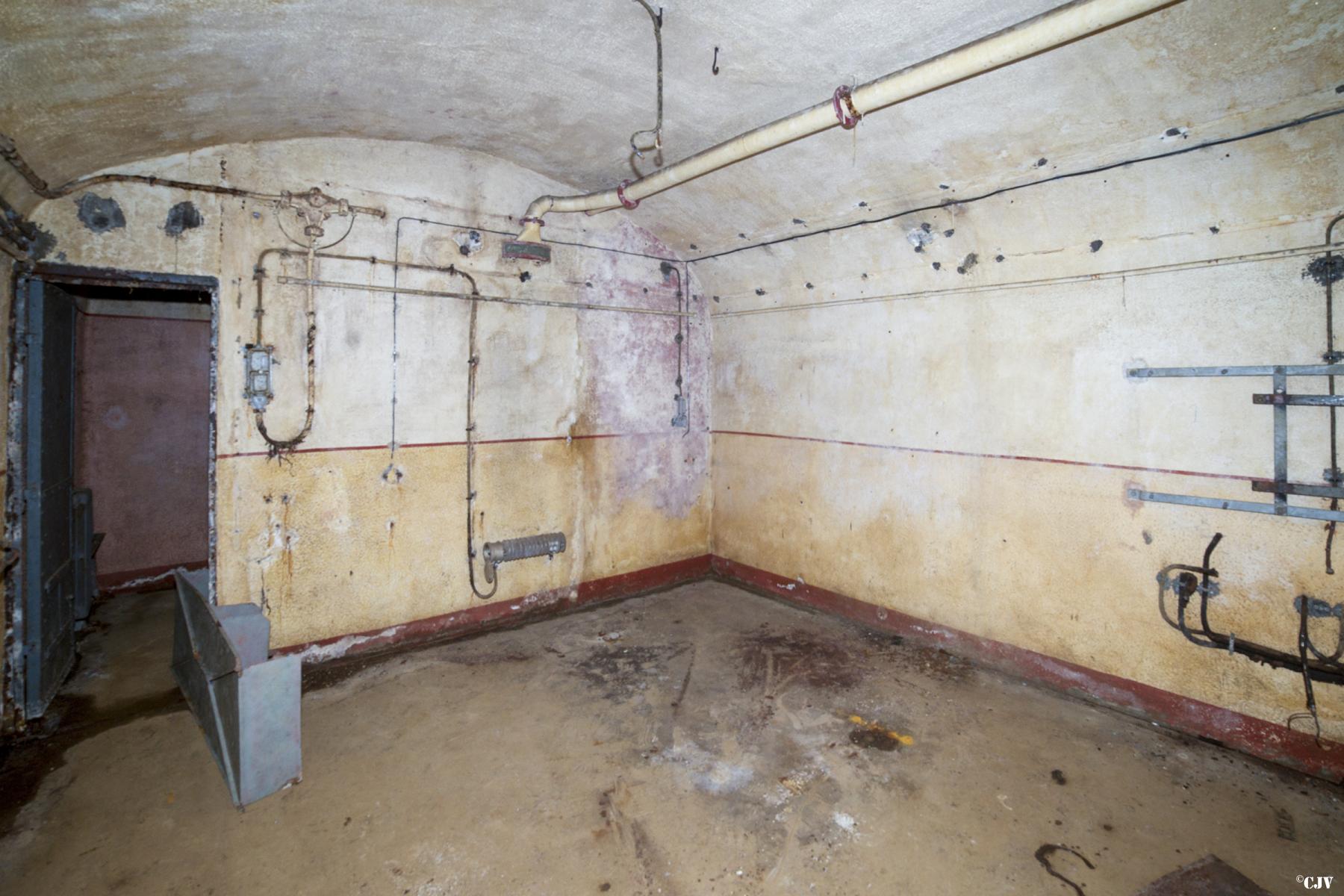 Ligne Maginot - ROCHONVILLERS - A8 - (Ouvrage d'artillerie) - Entre bloc 6 et bloc 7
Le PC de l'ouvrage - Lia VERMEULEN