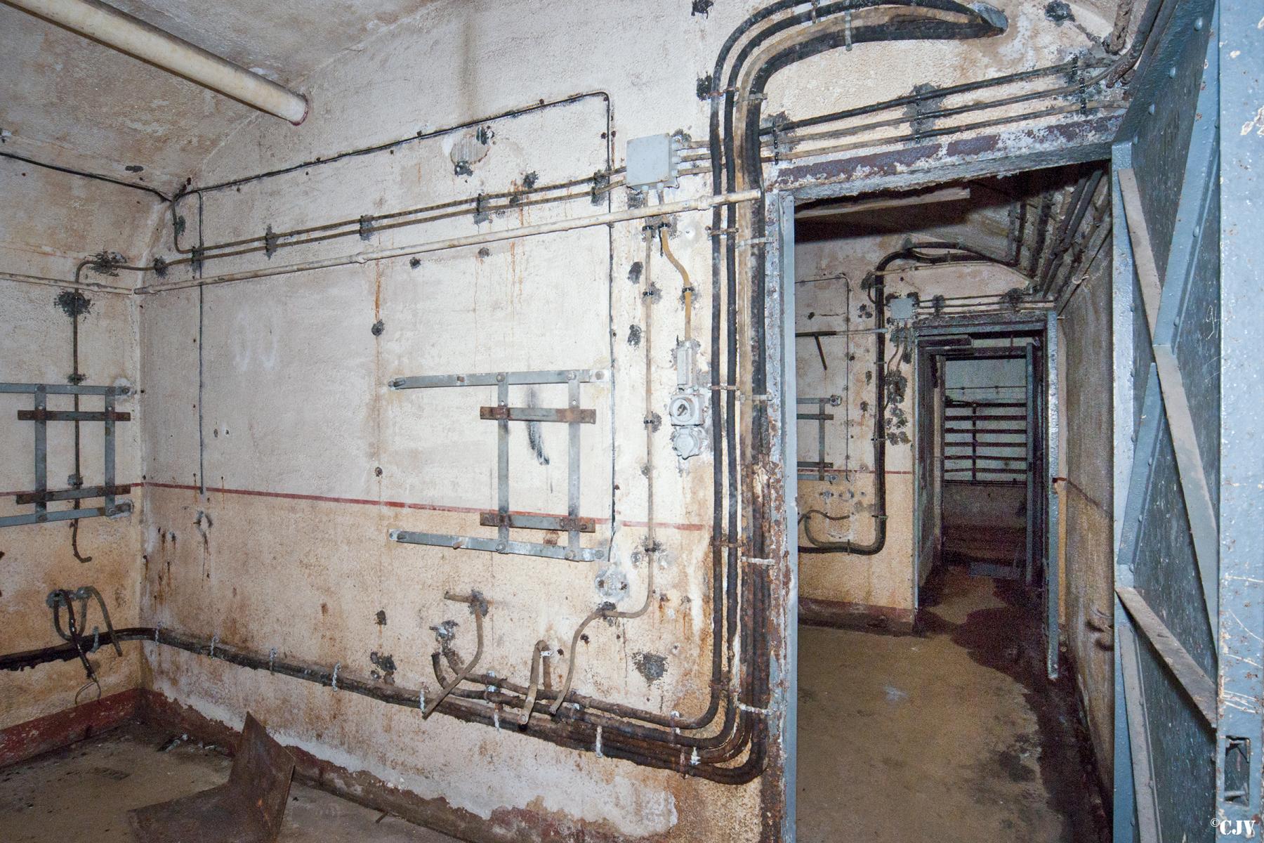 Ligne Maginot - ROCHONVILLERS - A8 - (Ouvrage d'artillerie) - Entre bloc 6 et bloc 7
Le PC de l'ouvrage - Lia VERMEULEN