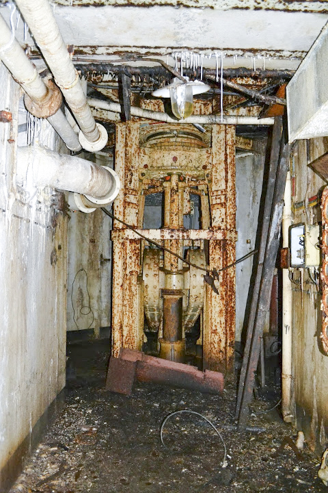 Ligne Maginot - ROCHONVILLERS - A8 - (Ouvrage d'artillerie) - Bloc 7
L'étage inférieur de la tourelle de 135