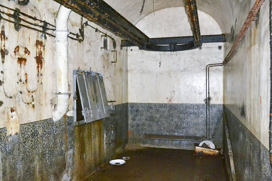 Ligne Maginot - ROCHONVILLERS - A8 - (Ouvrage d'artillerie) - Bloc 7
Le receptacle à douilles au pied du bloc