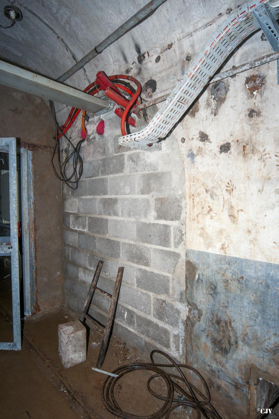 Ligne Maginot - ROCHONVILLERS - A8 - (Ouvrage d'artillerie) - Bloc 9
L'escalier vers les dessus est fermé - Caspar Vermeulen