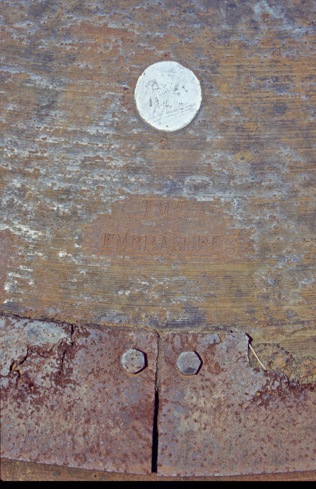 Ligne Maginot - ROCHONVILLERS - A8 - (Ouvrage d'artillerie) - Bloc 8
Inscription au-dessus de l'embrasure sur la tourelle mitrailleuse (n° 5)