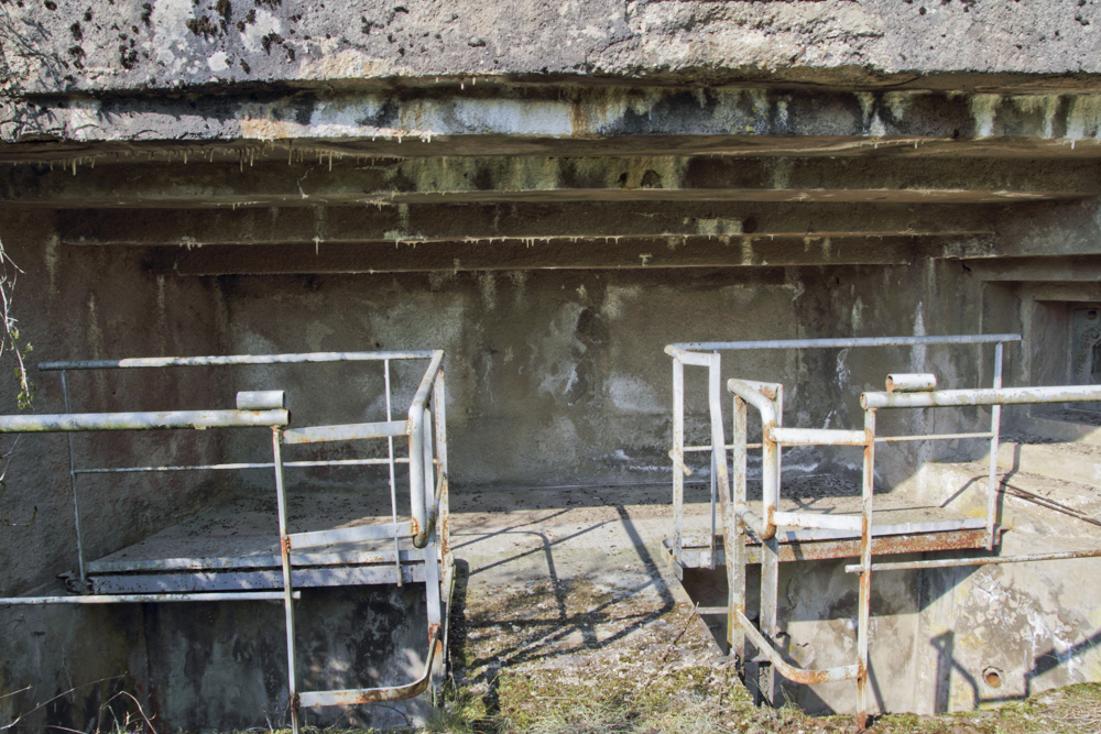 Ligne Maginot - ROCHONVILLERS - A8 - (Ouvrage d'artillerie) - Bloc 8
La plateforme métallique (pour accès à la sortie de secours ?) a été mise en place dans le cadre de la modernisation de l'ouvrage en PC de Guerre au début des années 80. 
Les créneaux JM/AC ont été murés.  