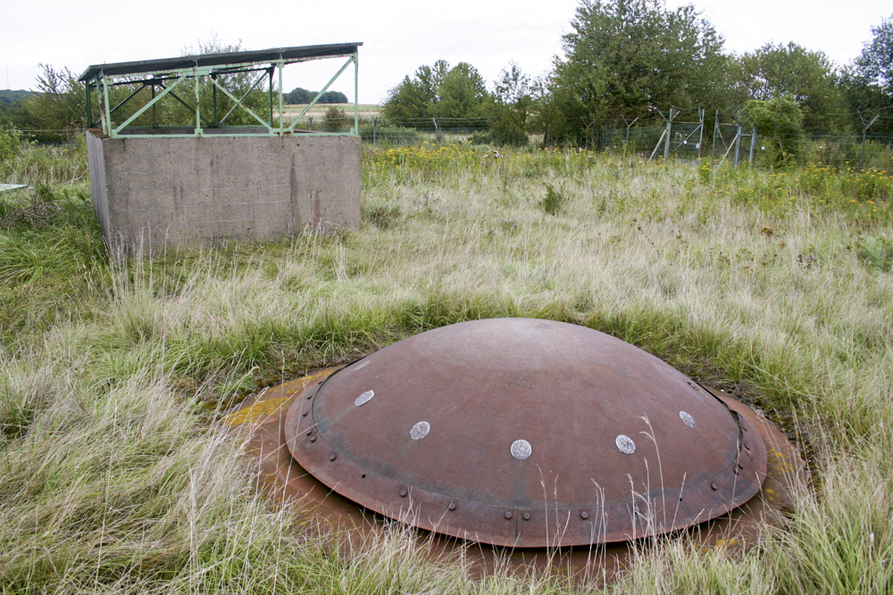 Ligne Maginot - ROCHONVILLERS - A8 - (Ouvrage d'artillerie) - Bloc 9
Tourelle mitrailleuse.
La cloche GFM se trouvait à l'emplacement du bâtiment léger à l'arrière-plan.