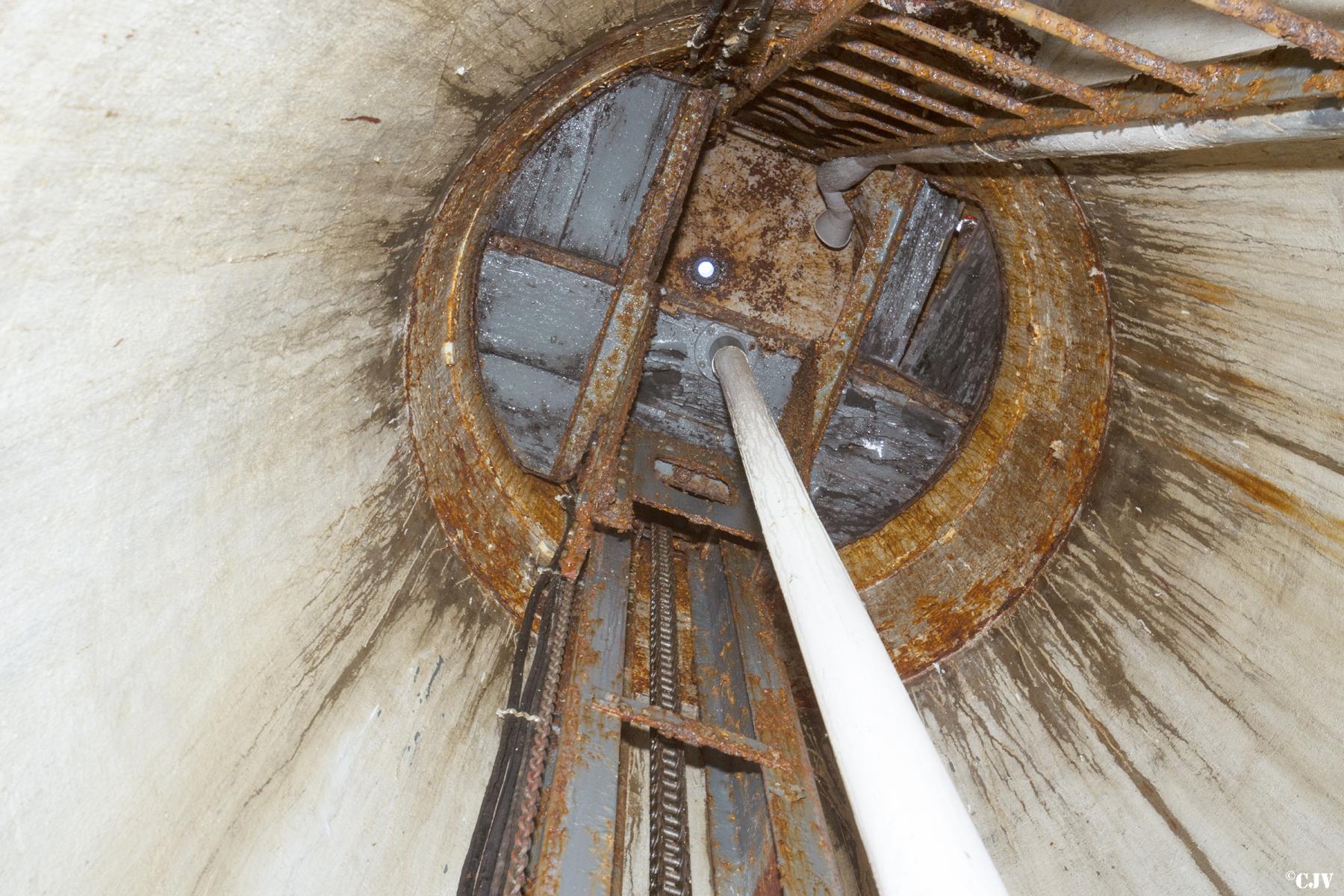 Ligne Maginot - ROCHONVILLERS - A8 - (Ouvrage d'artillerie) - Bloc 8
Une des cloches GFM avec tube acoustique pour la communication - Lia VERMEULEN