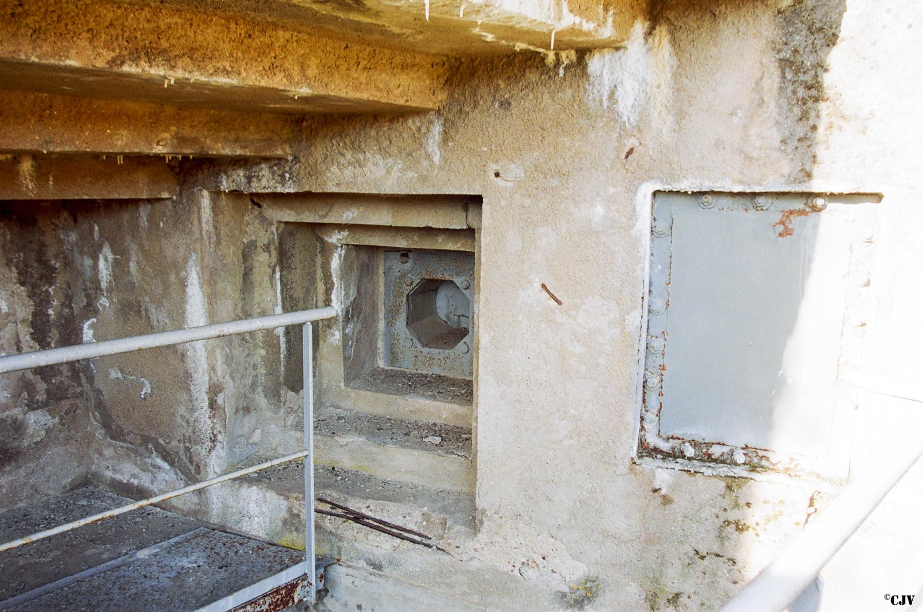 Ligne Maginot - ROCHONVILLERS - A8 - (Ouvrage d'artillerie) - Bloc 8
Le créneau pour la défense du fossé - Lia VERMEULEN