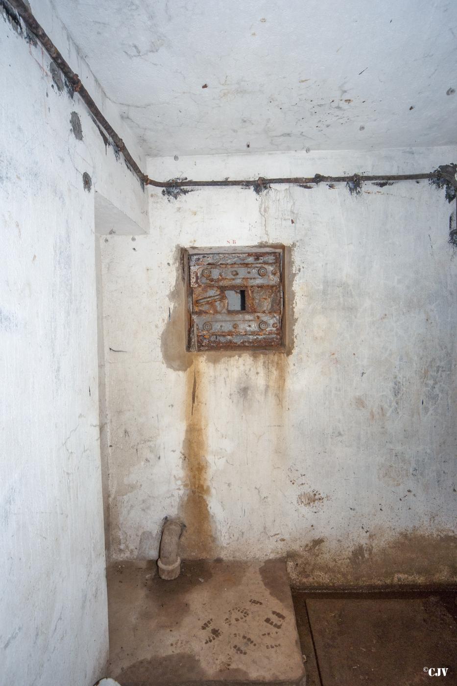 Ligne Maginot - ROCHONVILLERS - A8 - (Ouvrage d'artillerie) - Bloc 8
Le créneau pour la défense du fossé - Lia VERMEULEN