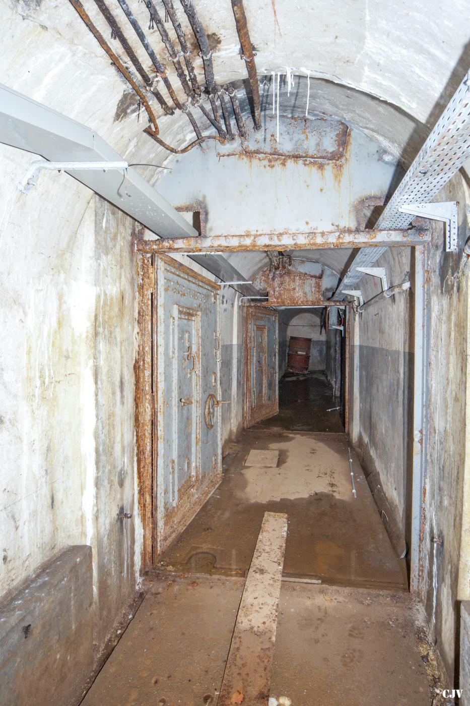 Ligne Maginot - ROCHONVILLERS - A8 - (Ouvrage d'artillerie) - Bloc 8
Au pied du bloc - Lia VERMEULEN