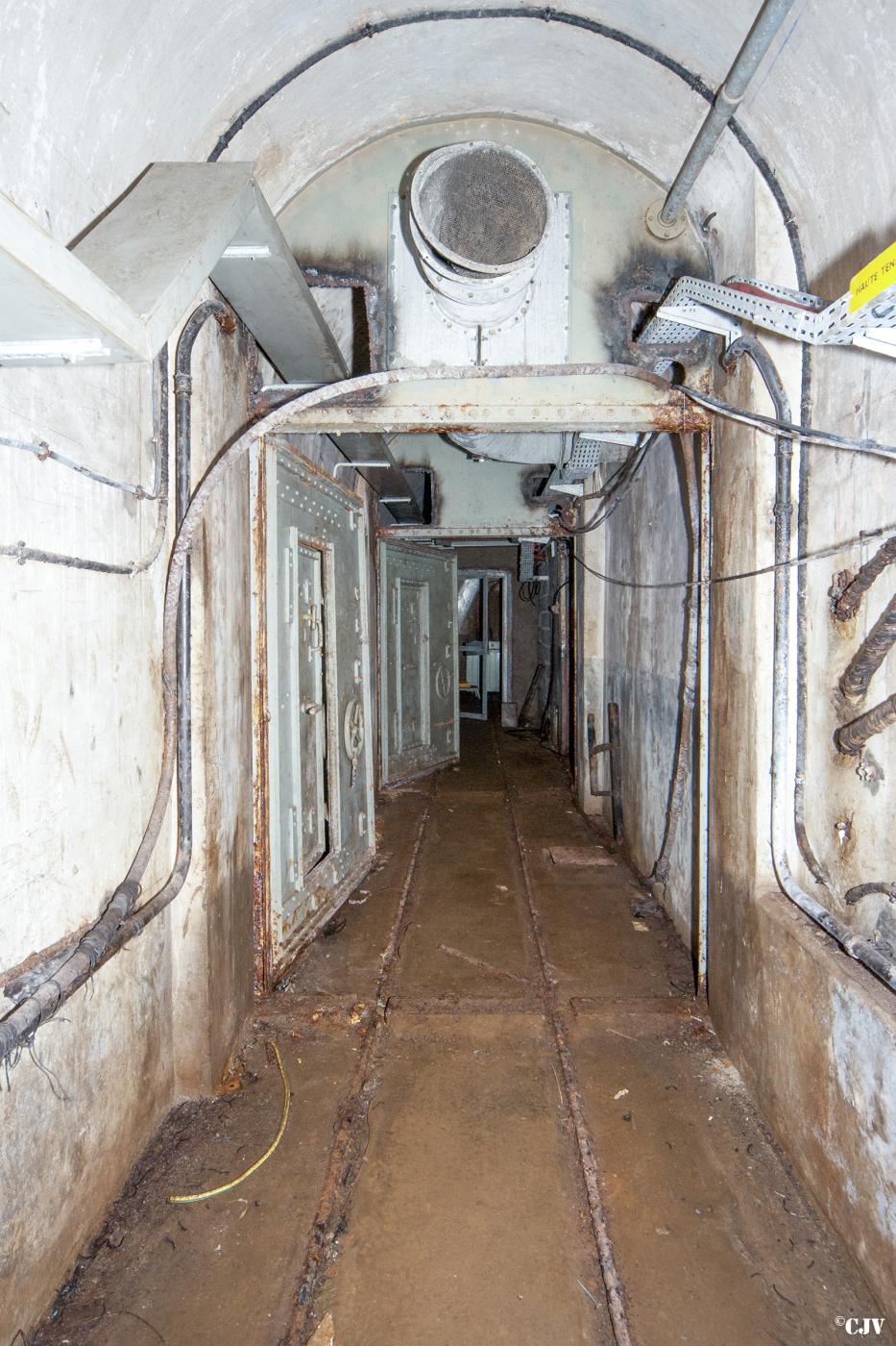 Ligne Maginot - ROCHONVILLERS - A8 - (Ouvrage d'artillerie) - Bloc 9
Le sas au pied du bloc - Lia VERMEULEN