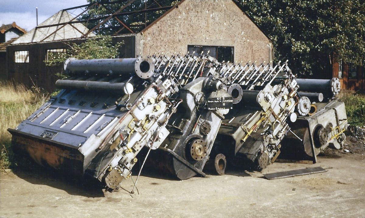 Ligne Maginot - ROCHONVILLERS - A8 - (Ouvrage d'artillerie) - Les moteurs de l'ouvrage sortis et stockés un temps dans le Camp d'Angevillers lors de la rénovation de l'usine électrique en 1983