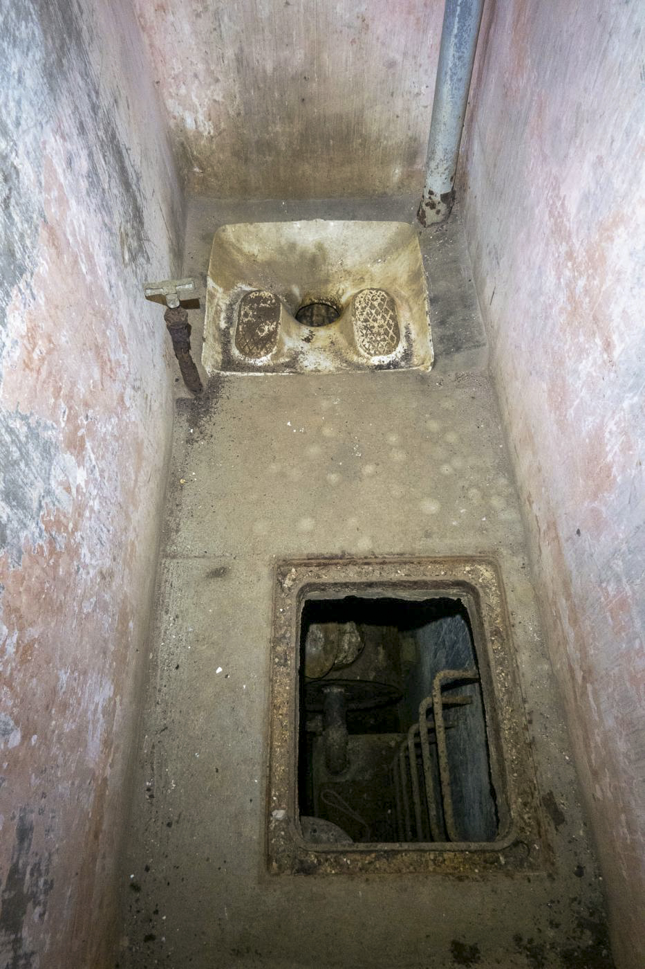 Ligne Maginot - HOBLING - A23 - (Ouvrage d'infanterie) - Bloc 4
Latrines. La trappe au premier plan donne accès à la fosse chimique.  - Michel Teiten