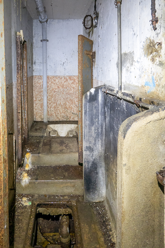 Ligne Maginot - HOBLING - A23 - (Ouvrage d'infanterie) - Bloc 1
Latrines dans les étages - Michel Teiten