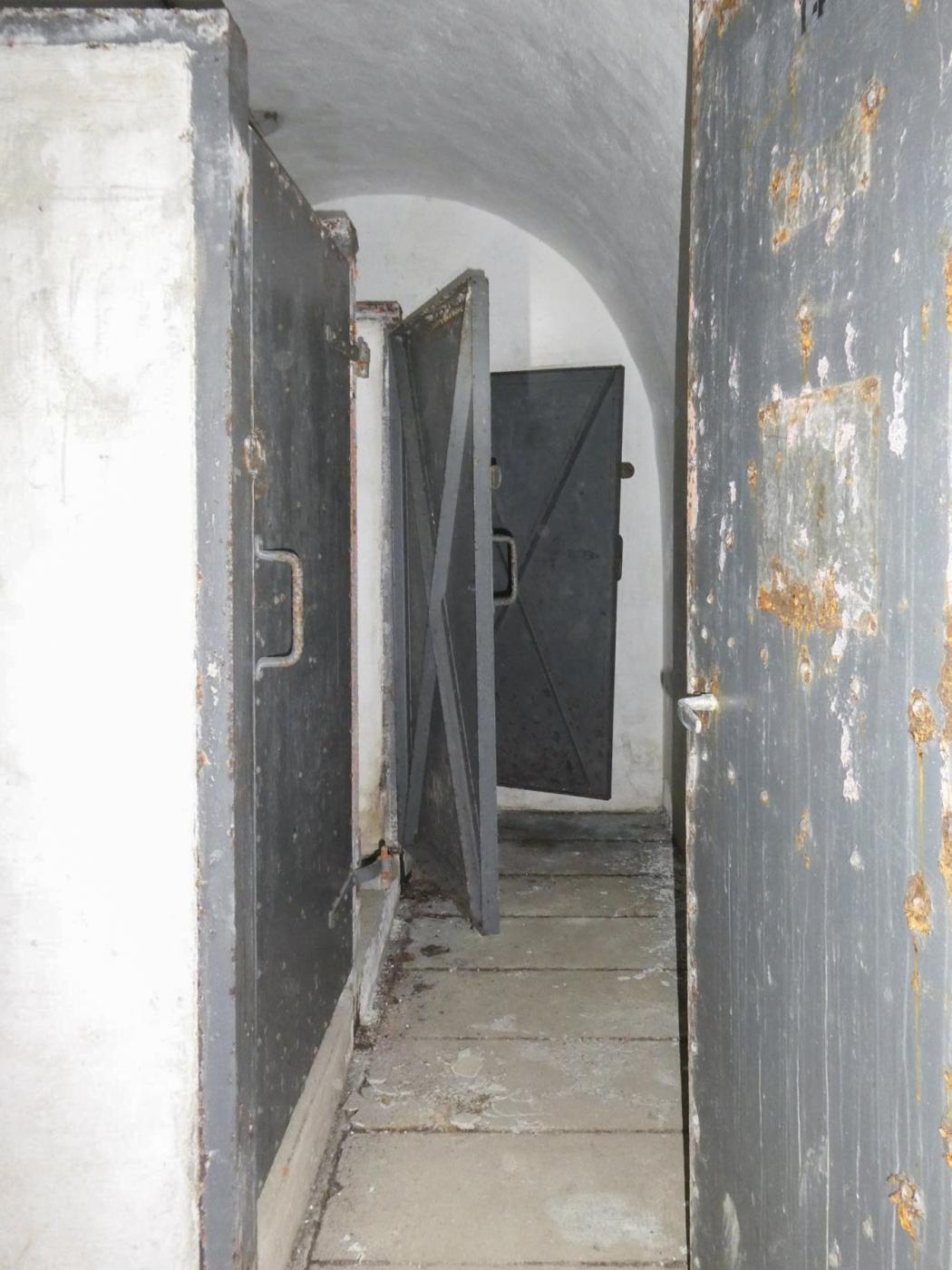 Ligne Maginot - COL DE GARDE (G) - EO10 - (Abri actif) - Les wc - ELLENA Daniel - CUNY Philippe