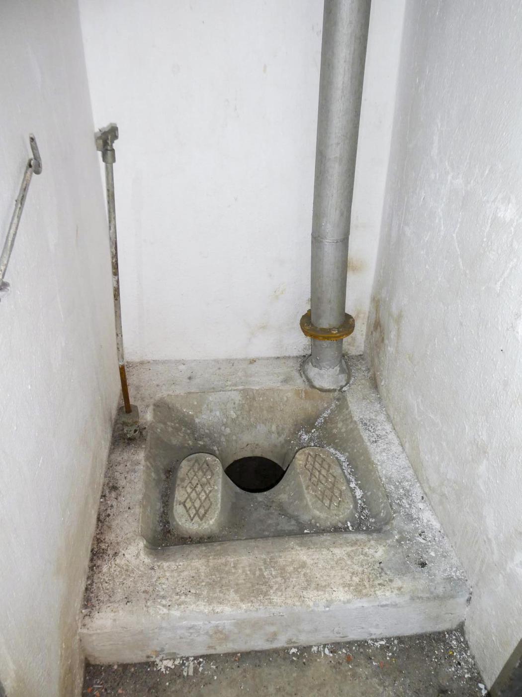 Ligne Maginot - COL DE GARDE (G) - EO10 - (Abri actif) - Un des trois wc - ELLENA Daniel - CUNY Philippe