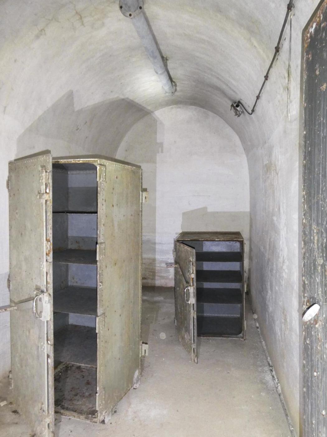 Ligne Maginot - COL DE GARDE (G) - EO10 - (Abri actif) - Local des vivres (sous réserve). Le mobilier provient du Central-Pc.  - ELLENA Daniel - CUNY Philippe