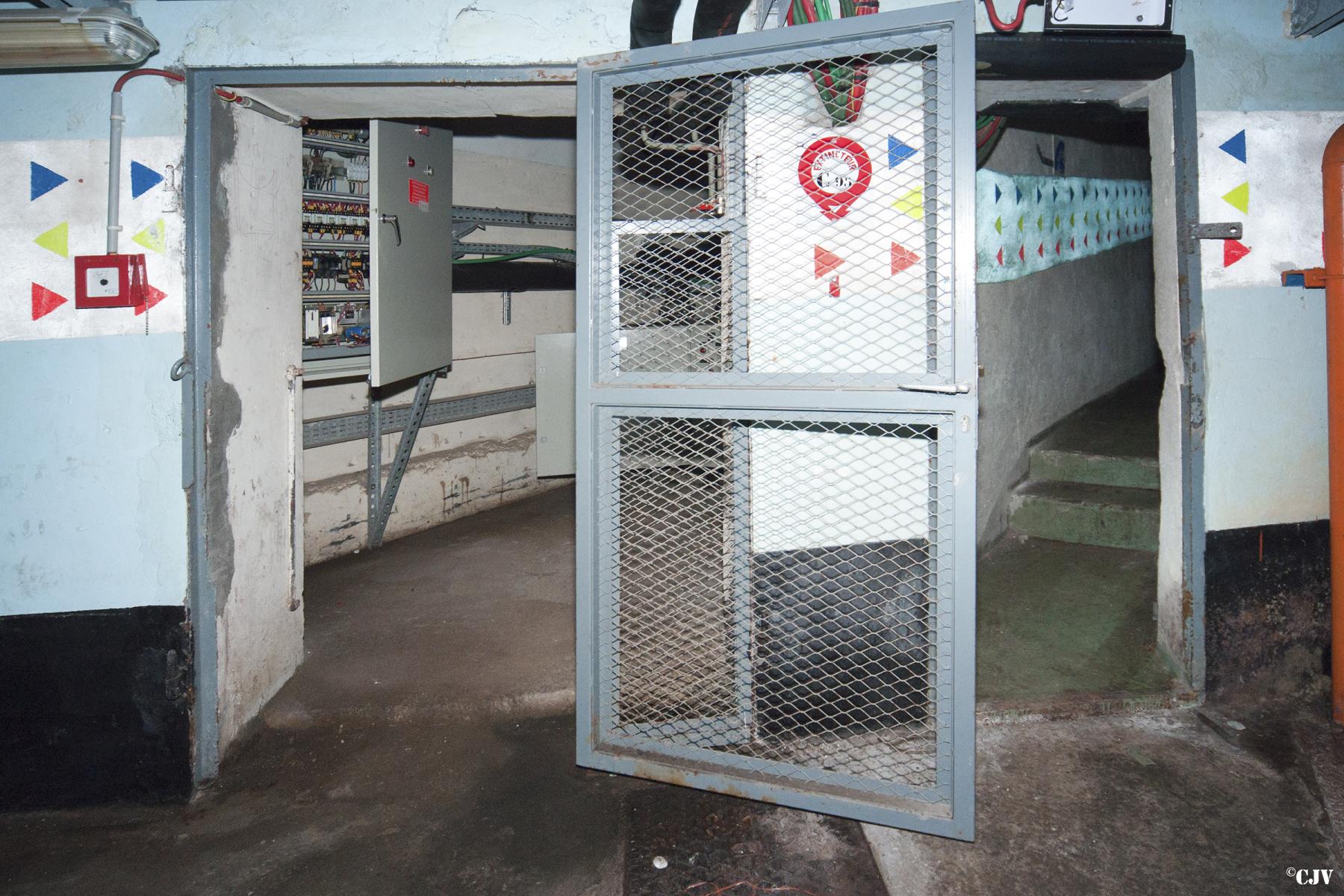 Ligne Maginot - ROCHONVILLERS - A8 - (Ouvrage d'artillerie) - Usine électrique
Un des entrées de l'usine et galerie de liaison vers le M1 - Lia VERMEULEN