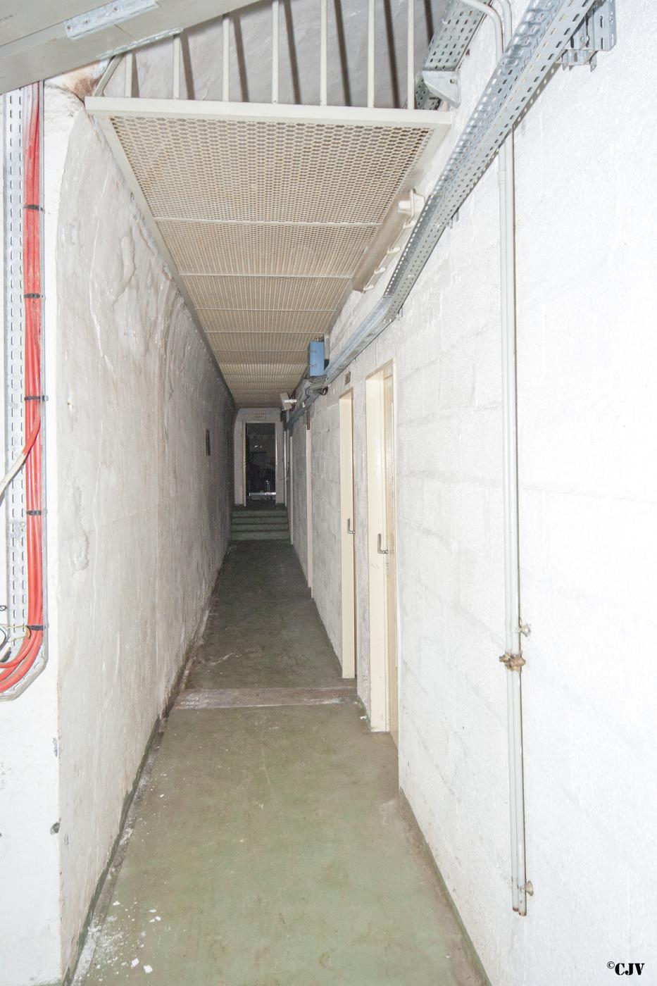 Ligne Maginot - ROCHONVILLERS - A8 - (Ouvrage d'artillerie) - Les aménagements du PC Guerre 
Couloir avec des bureaux - Lia VERMEULEN