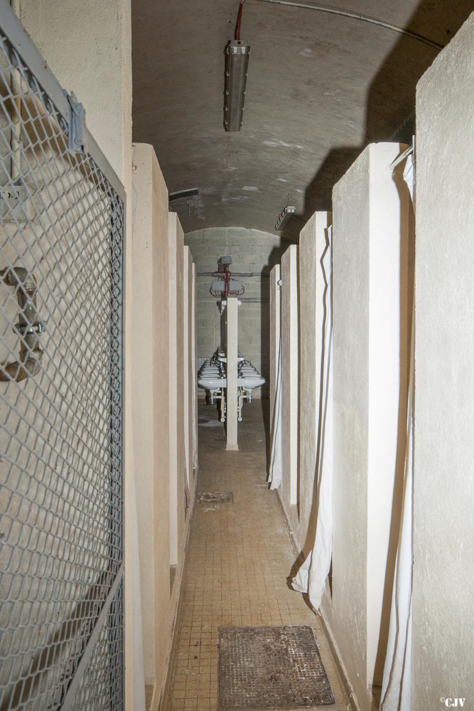 Ligne Maginot - ROCHONVILLERS - A8 - (Ouvrage d'artillerie) - Adaptation de la caserne pour l'utilisation par l'OTAN
Couloir des douches - Lia VERMEULEN