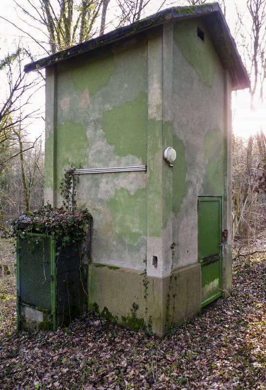 Ligne Maginot - ROCHONVILLERS - A8 - (Ouvrage d'artillerie) - Aux alentours de l'entrée des munitions. Le transformateur électrique modernisé
